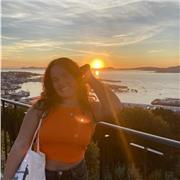 Soy estudiante de Traducción e Interpretación y doy clases de refuerzo de inglés y español desde primaria hasta bachiller